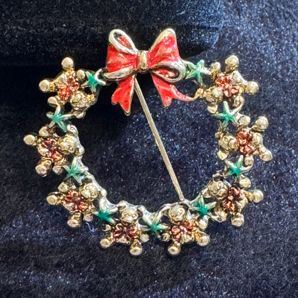 Rare Vintage Christmas Teddy Bear Wreath Pin Gold Tone Red Bow Signed Rr Usa